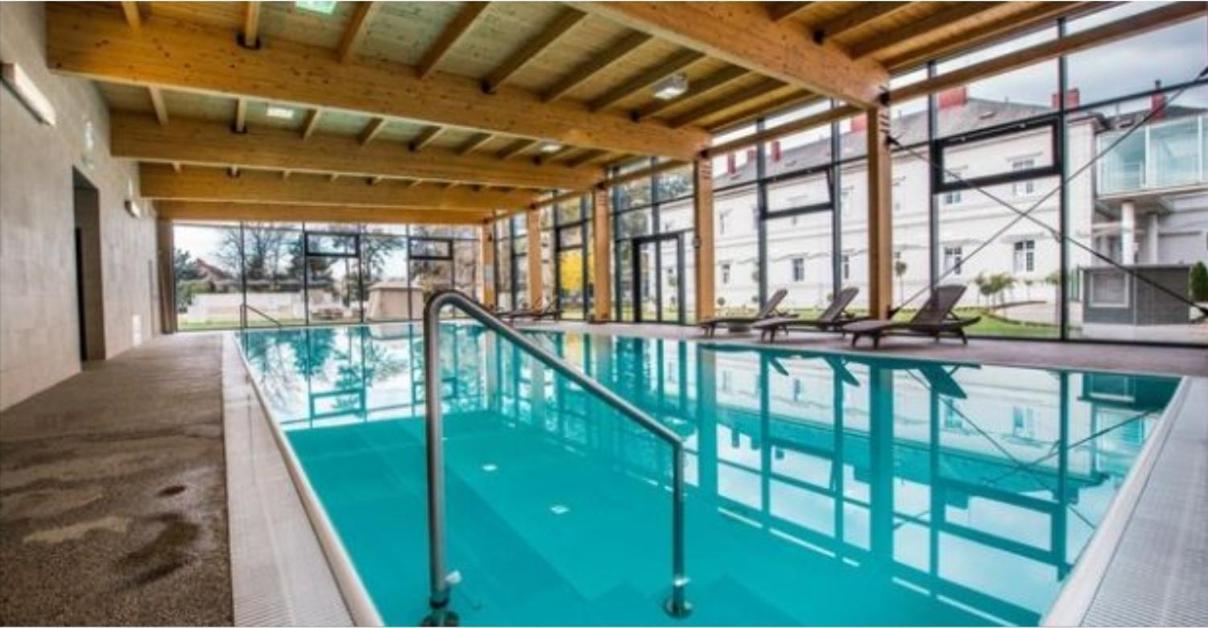Apartmany Centro & Jacuzzi ピエシュチャニ エクステリア 写真