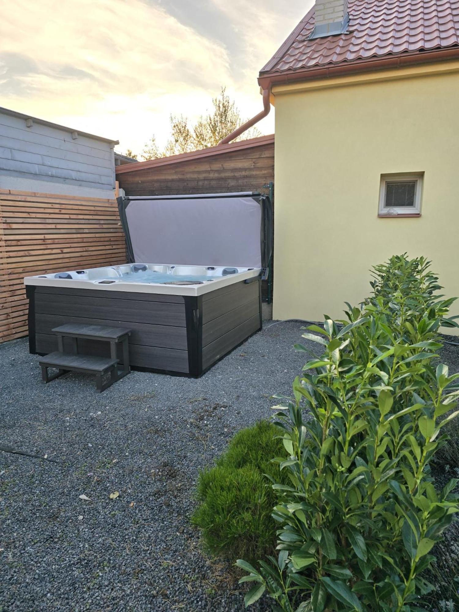 Apartmany Centro & Jacuzzi ピエシュチャニ エクステリア 写真